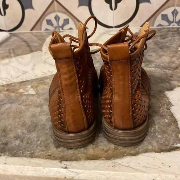 Eric Michael cognac Hanford leather boot. Size 6 - Picture 4 of 7